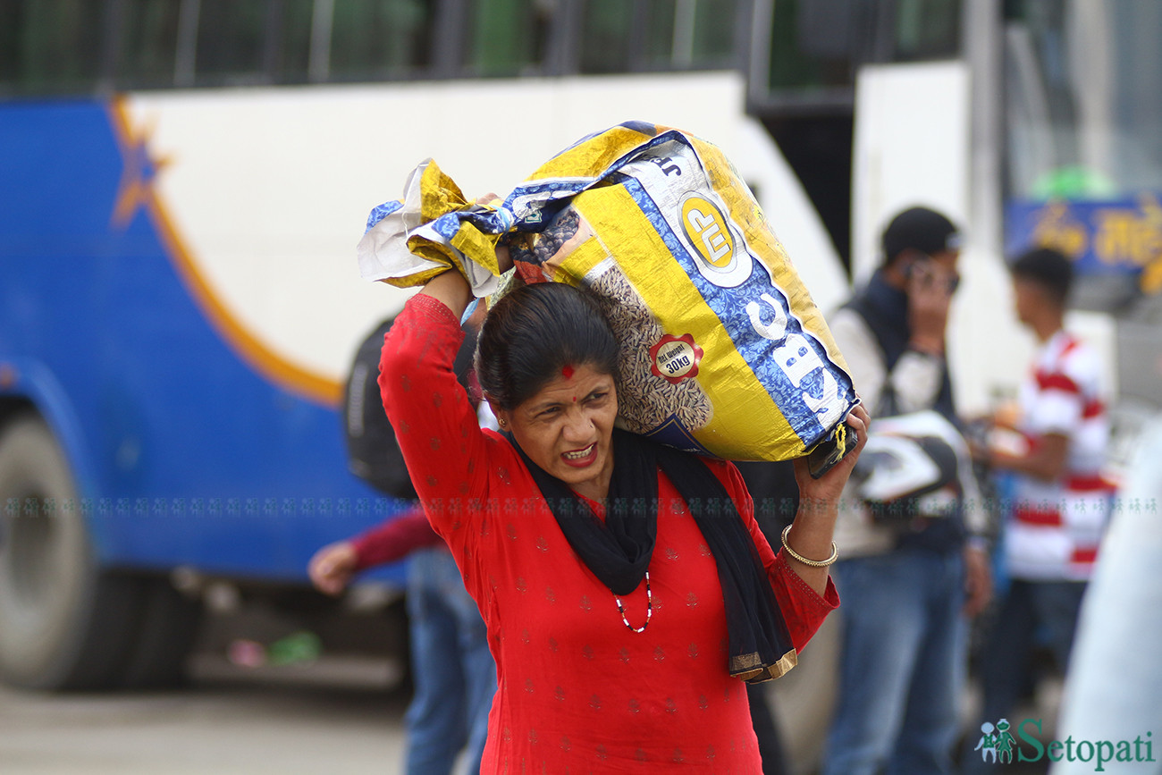 https://www.setopati.com/uploads/shares/2019/01/sujita/Going home in Dashain (1).jpg